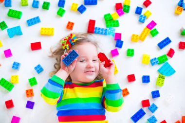 küçük kız renkli oyuncak bloklarla oynama