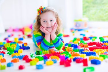 küçük kız renkli oyuncak bloklarla oynama