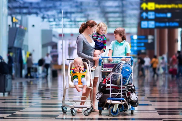 Havaalanında çocuklu aile — Stok fotoğraf