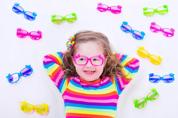 Malá dívka, která nosí dioptrické brýle — Stock fotografie