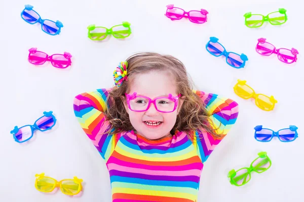 Niña usando anteojos — Foto de Stock