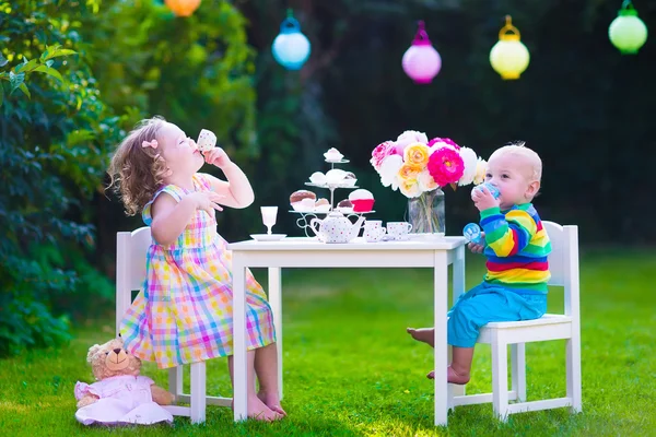 Kinder feiern im Garten — Stockfoto
