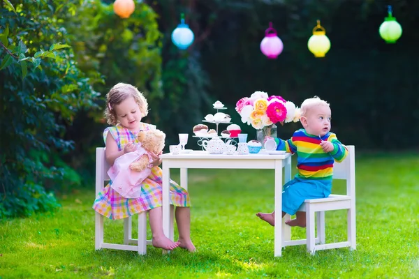 Детская вечеринка в саду — стоковое фото
