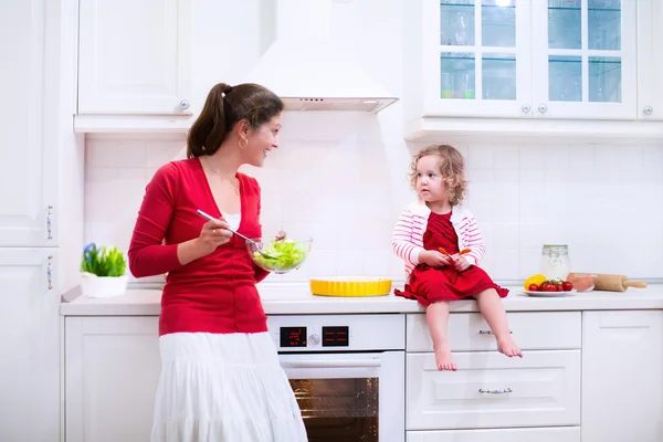 Young mother and daughter baking a pie together — Stock Photo, Image