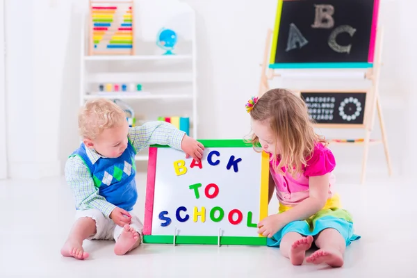 Jonge geitjes bij preschool schilderij — Stockfoto