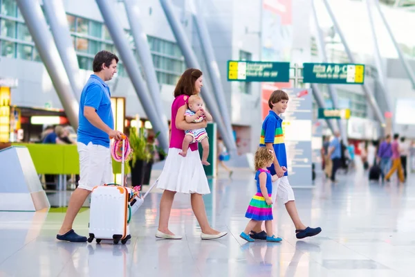 Familie mit Kindern am Flughafen — Stockfoto