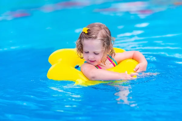 Eğlenceli bir yüzme havuzunda olan çocuğun — Stok fotoğraf