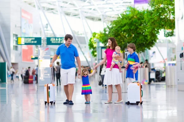 Famiglia con bambini in aeroporto — Foto Stock