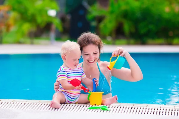 母亲和婴儿在泳池里 — 图库照片