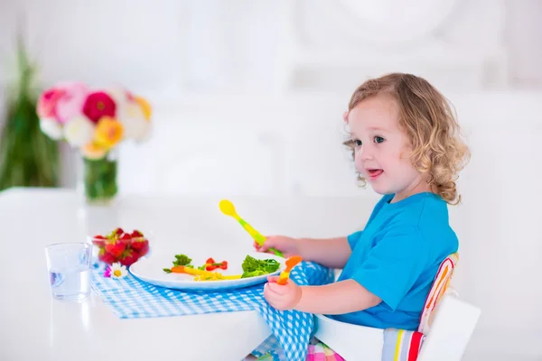 Bambina che pranza — Foto Stock