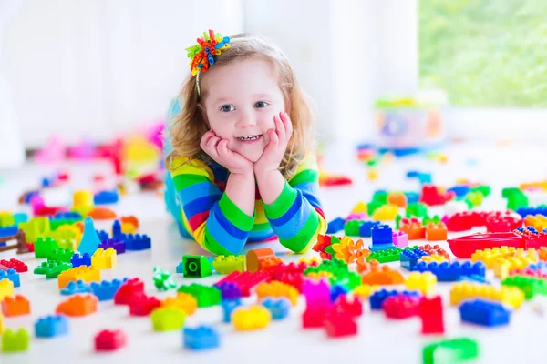 Menina brincando com blocos de brinquedos coloridos — Fotografia de Stock