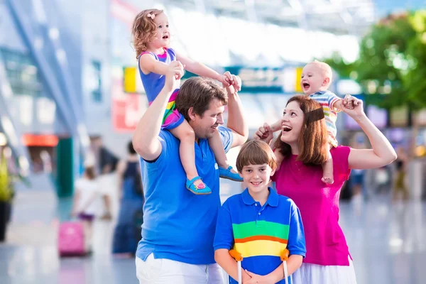 Gezin met kinderen op de luchthaven — Stockfoto