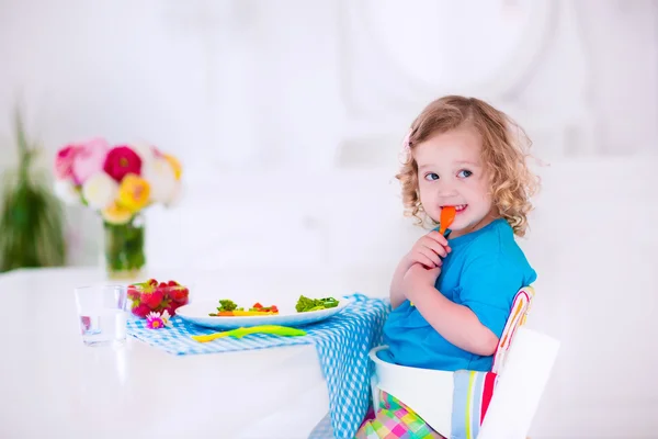 Lille jente spiser lunsj – stockfoto