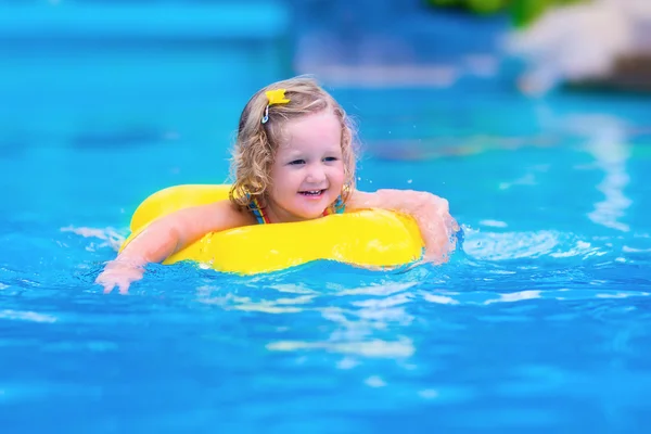 Enfant qui s'amuse dans une piscine — Photo