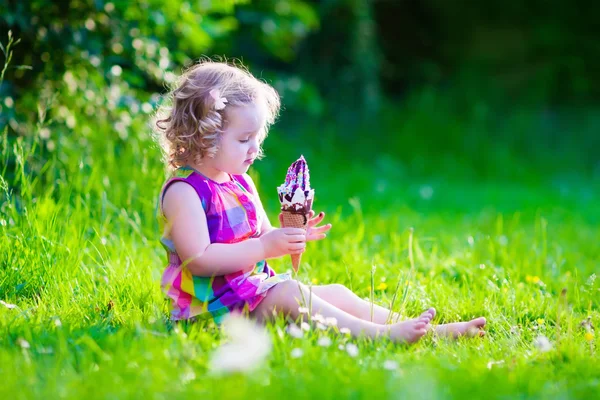 Little girl eating ice cream — Stock Photo, Image