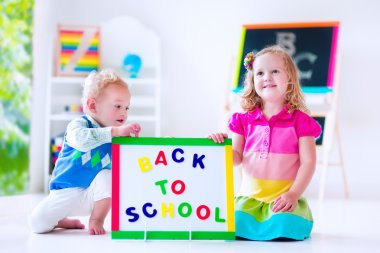 çocuklara okul öncesi boyama