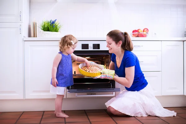 Mutter und Kind backen Kuchen. — Stockfoto