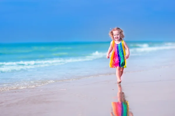Little girl running on a beach — Stock Photo, Image