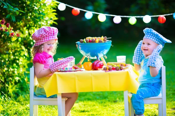 Çocuklar için Bahçe mangal partisi — Stok fotoğraf