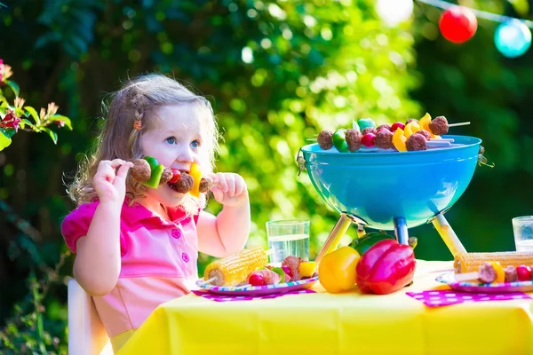 Mała dziewczynka ogrodowy grill party — Zdjęcie stockowe