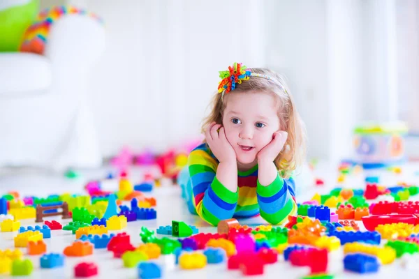 カラフルなおもちゃのブロックと遊ぶ少女 — ストック写真
