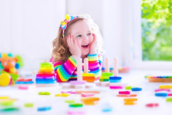 Menina brincando com blocos de brinquedo de madeira — Fotografia de Stock