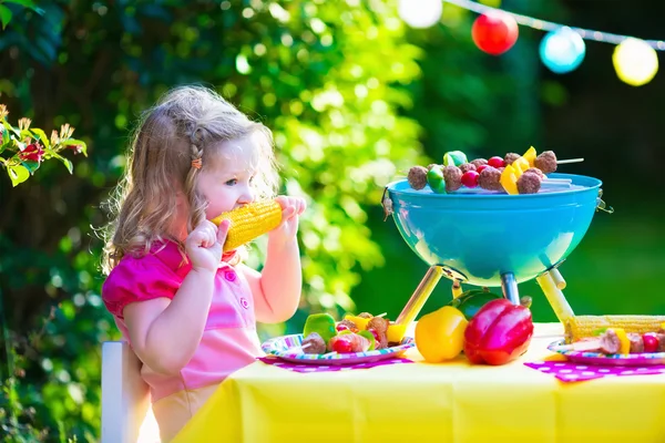 Liten flicka på garden grill fest — Stockfoto