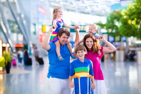 Family with kids at airport — Stock Photo, Image