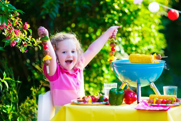 Bambina alla festa barbecue in giardino — Foto Stock