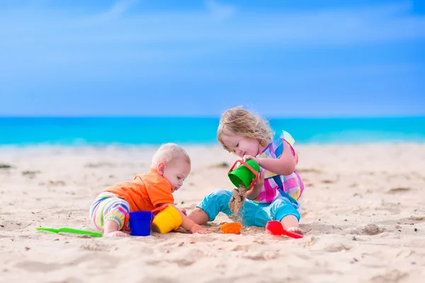 子供たちは浜辺で砂の城を構築 — ストック写真