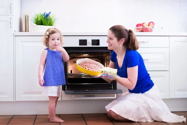 Moeder en kind een taart bakken. — Stockfoto