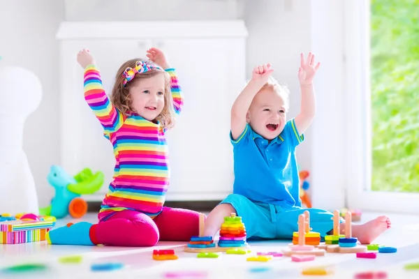 Kids playing with wooden blocks — Stock Photo, Image