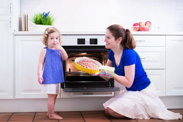 Anne ve çocuk bir pasta pişirme. — Stok fotoğraf