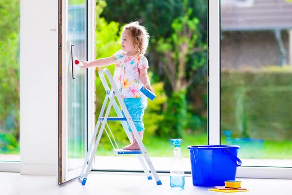 Little girl washing a window — Stock Photo, Image