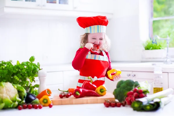 Menina em chapéu de chef preparando o almoço — Fotografia de Stock