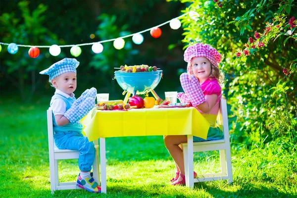Grill party in giardino per bambini — Foto Stock