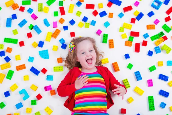 Petite fille jouer avec des blocs colorés — Photo