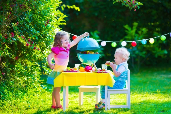 Çocuklar için Bahçe mangal partisi — Stok fotoğraf