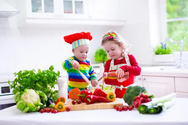 Kinderen koken gezonde vegetarische lunch — Stockfoto