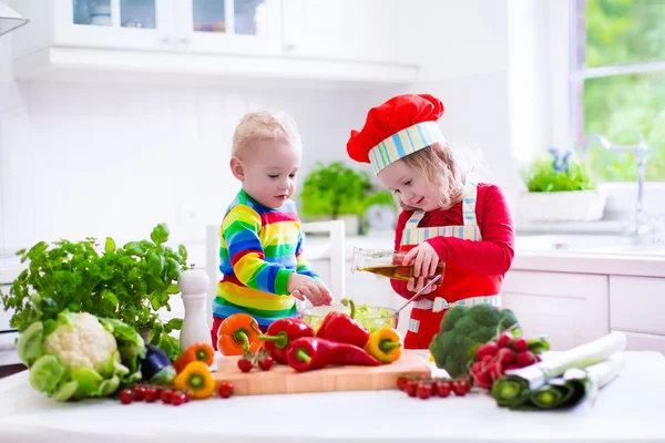 Kids cooking healthy vegetarian lunch — Stock Photo, Image