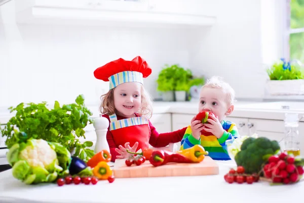 Kids cooking healthy vegetarian lunch — Stock Photo, Image
