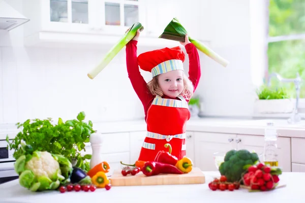 Menina em chapéu de chef preparando o almoço — Fotografia de Stock