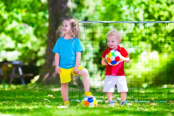 Kinder spielen Fußball im Freien — Stockfoto
