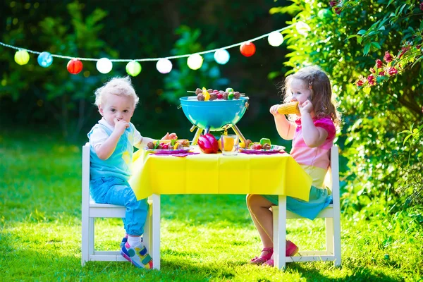 아이 들을 위한 정원 그릴 파티 — 스톡 사진