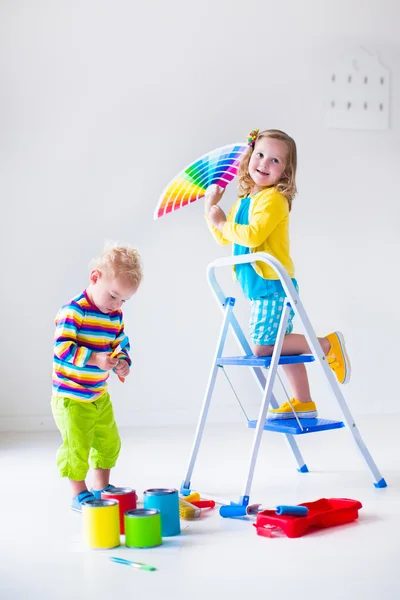 Bambini che dipingono pareti a casa rimodellare — Foto Stock