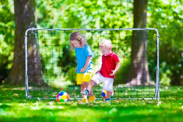 Çocuklar açık havada futbol oynarken — Stok fotoğraf