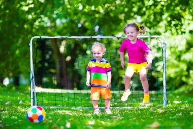 Okul bahçesinde futbol oynayan çocuklar