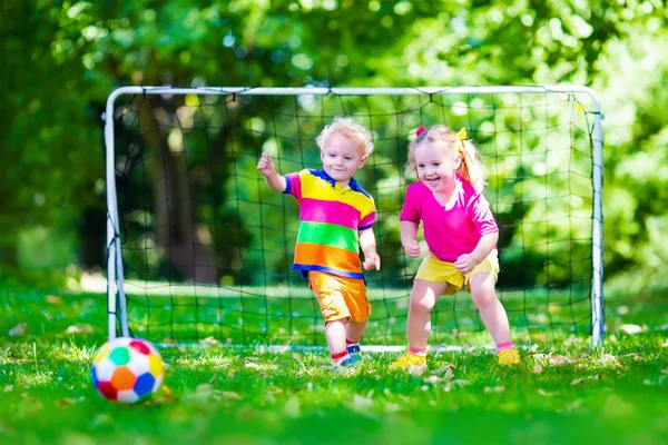 Crianças jogando futebol no quintal da escola — Fotografia de Stock