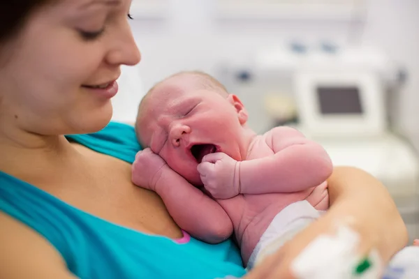 Giovane madre che dà alla luce un bambino — Foto Stock