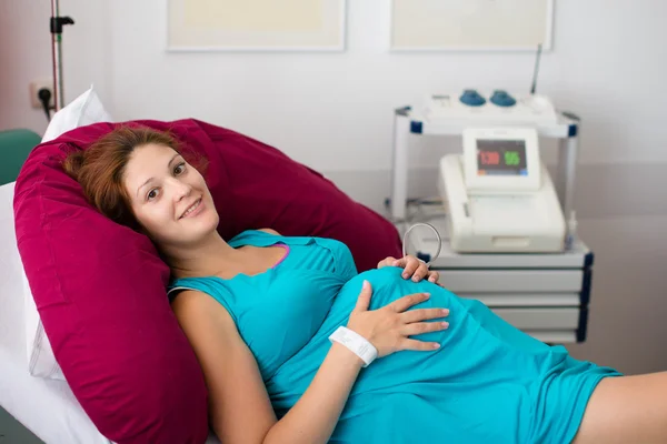 Young mother giving birth to a baby — Stock Photo, Image